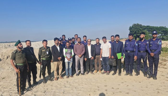 অবৈধ বালু উত্তোলনকালে জেলা প্রশাসনের অভিযান, ২০ লাখ টাকা জরিমানা
