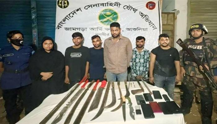 আশুলিয়ায় দেশীয় অস্ত্রসহ ৬ ছিনতাইকারী গ্রেপ্তার