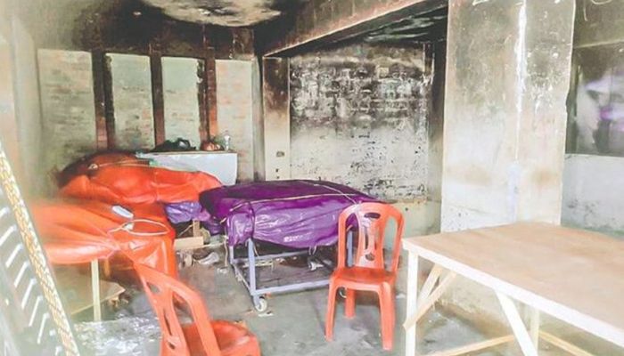 দিনে সুনসান, রাতে হকারদের গুদাম