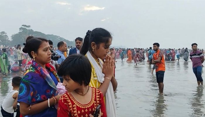 কুয়াকাটায় পূন্যস্নানের মধ্য দিয়ে শেষ হলো রাসপূজা