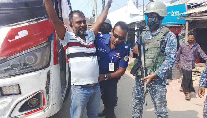 পাথরঘাটায় যৌথবাহিনীর চেকপোস্ট অভিযান 