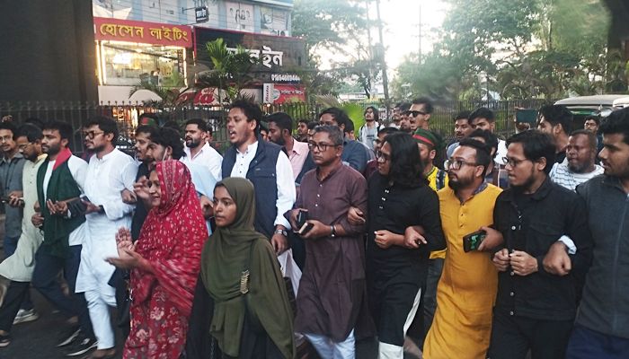 নিরুত্তাপ চট্টগ্রামে ‘ছাত্র সমাজের’ ব্যানারে মিষ্টি বিতরণ