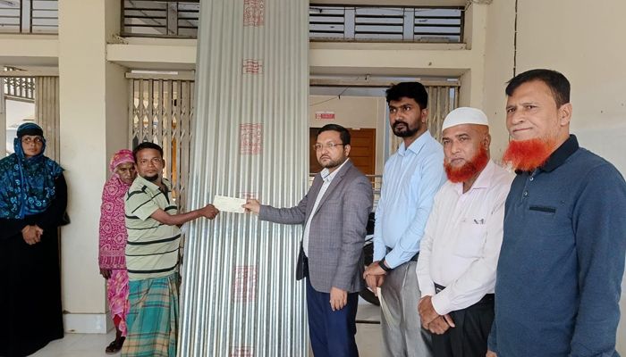 ১৯ পরিবার পেল মানবিক সহায়তার ঢেউটিন ও চেক 