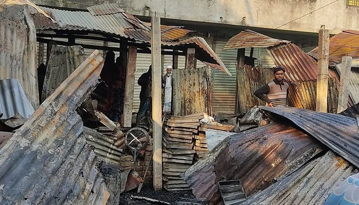 ভয়াবহ অগ্নিকাণ্ডে বেকারি ভস্মীভূত