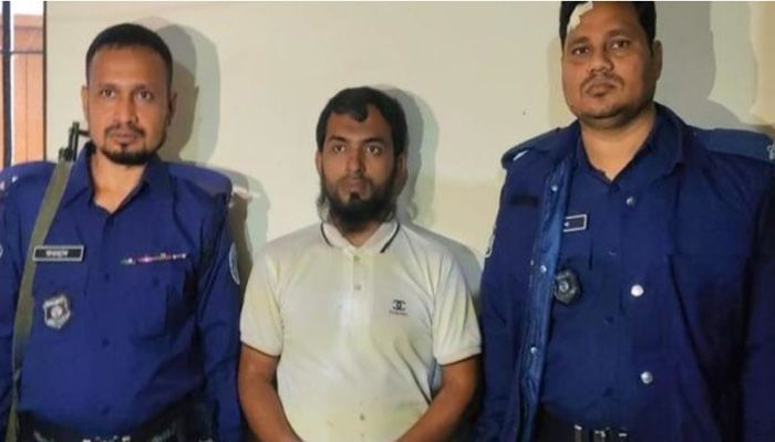 কচুয়ায় কুপিয়ে বাবার মাথা বিচ্ছিন্ন, ছেলে আটক