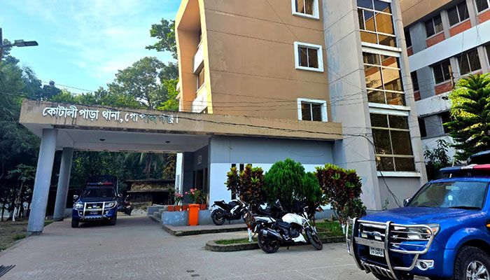 কোটালীপাড়া থানা ও উপজেলা পরিষদে ককটেল হামলা, ৩ পুলিশ সদস্য আহত