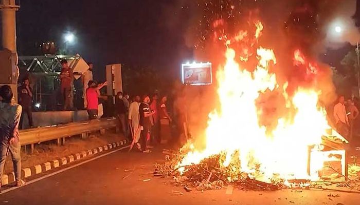 বিএনপির মনোনয়ন না পেয়ে মহাসড়ক অবরোধ করে অগ্নিসংযোগ