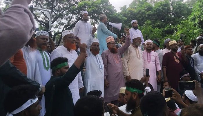 এবতেদায়ী শিক্ষকদের যমুনা অভিমুখে লং মার্চ আটকাল পুলিশ