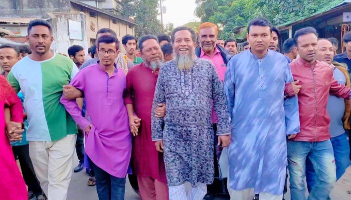হিলিতে বিএনপির আনন্দ মিছিল ও মিষ্টি বিতরণ