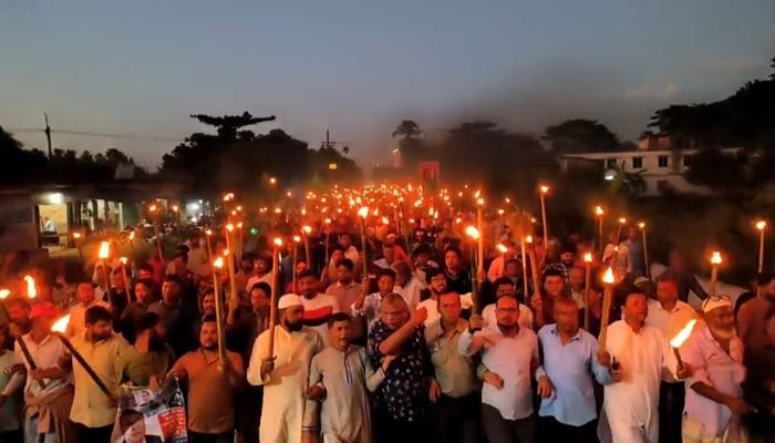 প্রার্থী পরিবর্তনের দাবিতে মানববন্ধন ও মশাল মিছিল