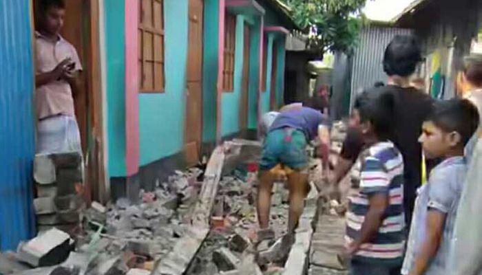 নারায়ণগঞ্জে দেয়াল ধসে শিশুর মৃত্যু