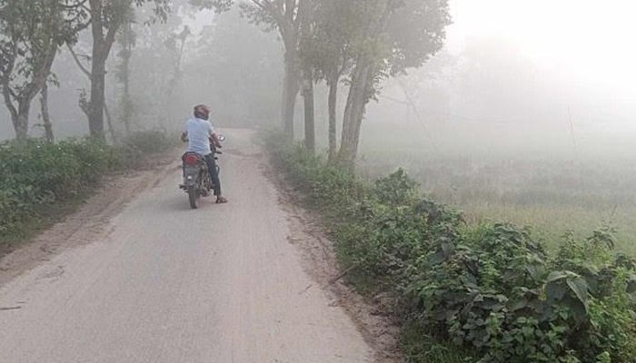 কুয়াশা আর হিমেল হাওয়ায় জলঢাকায় শীতের আগমনী বার্তা