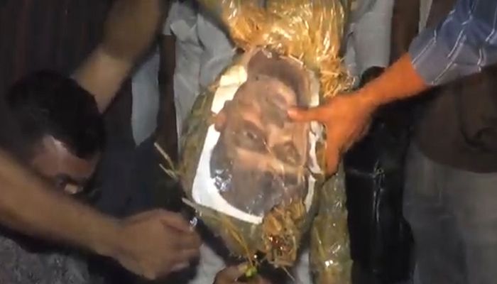 নোয়াখালীতে এনসিপি নেতা নাসীরুদ্দীন পাটওয়ারীর কুশপুত্তলিকা দাহ