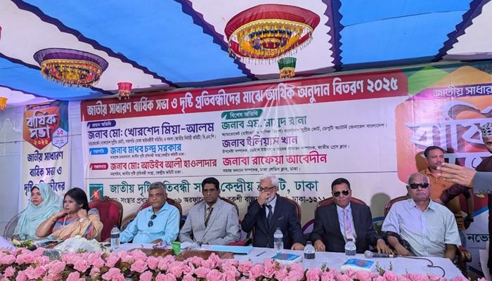 দৃষ্টি প্রতিবন্ধীদের মাঝে বিভিন্ন অনুদান প্রদান