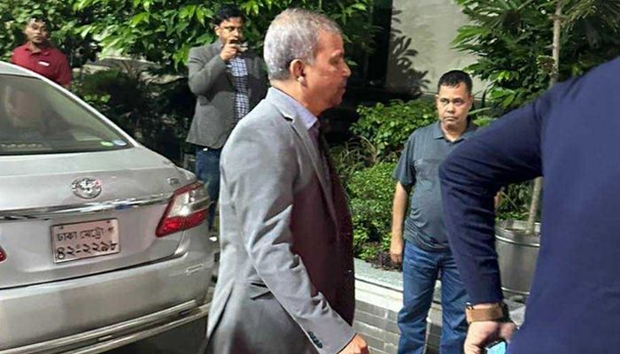 মধ্যরাতে হাসপাতালে গিয়ে খালেদা জিয়ার স্বাস্থ্যের খোঁজ নিলেন আইন উপদেষ্টা