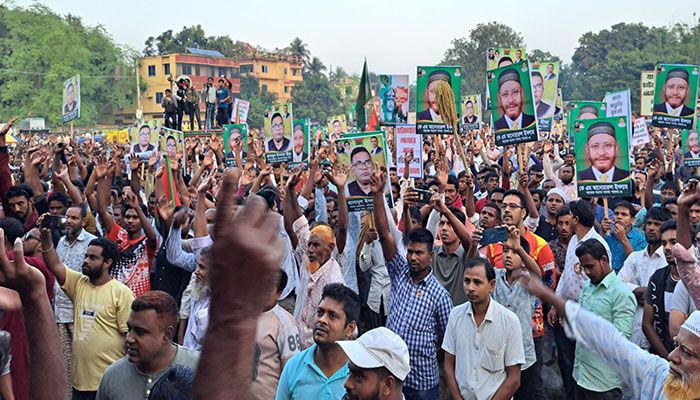 পাবনায় বিএনপি প্রার্থীর মনোনয়ন বাতিল দাবিতে সমাবেশ