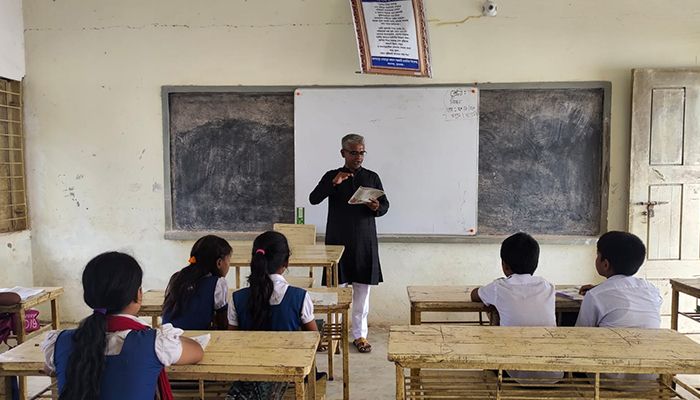 সুনামগঞ্জের মধ্যনগরের আলমপুর সরকারি প্রাথমিক বিদ্যালয়ের শ্রেণি কক্ষ। সম্প্রতি তোলা। প্রবা ফটো