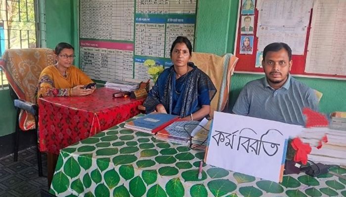 প্রাথমিক শিক্ষকদের অনির্দিষ্টকালের কর্মবিরতিতে বিপাকে শিক্ষার্থীরা