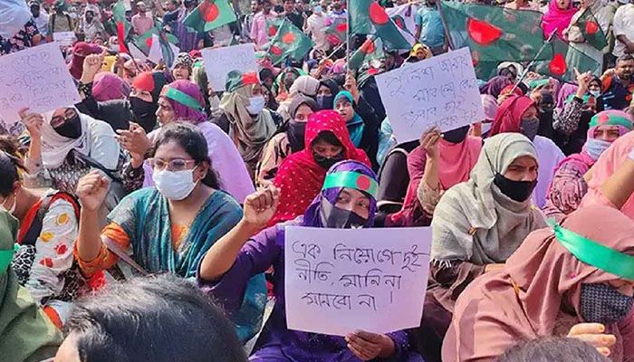 লাগাতার অবস্থান কর্মসূচির ঘোষণা প্রাথমিকের সহকারী শিক্ষকদের