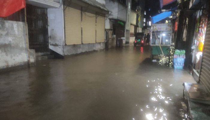 ভারি বৃষ্টিতে ডুবেছে ঢাকার নিম্নাঞ্চল
