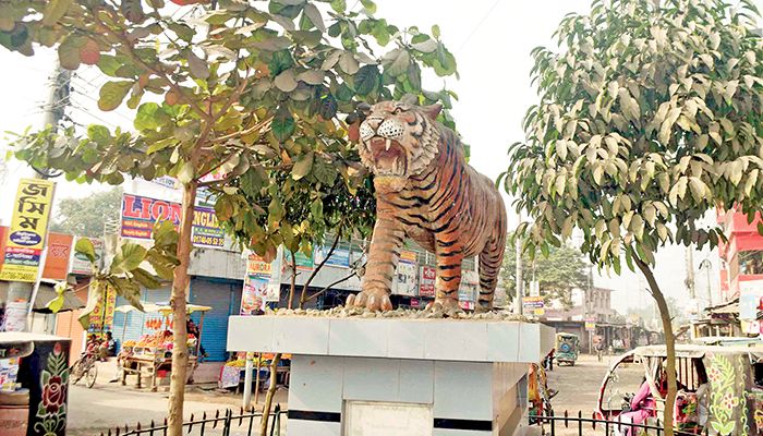 লালবাগের ইতিহাসে  লাল বাঘের আড়াল