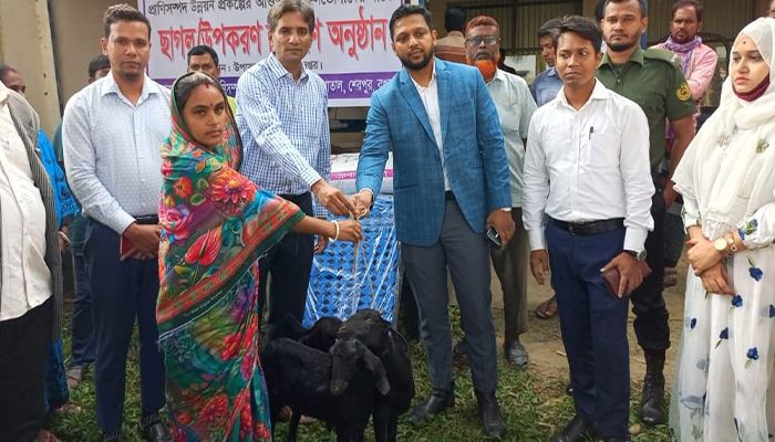 শেরপুরে সামাজিক উন্নয়নে ছাগল বিতরণ