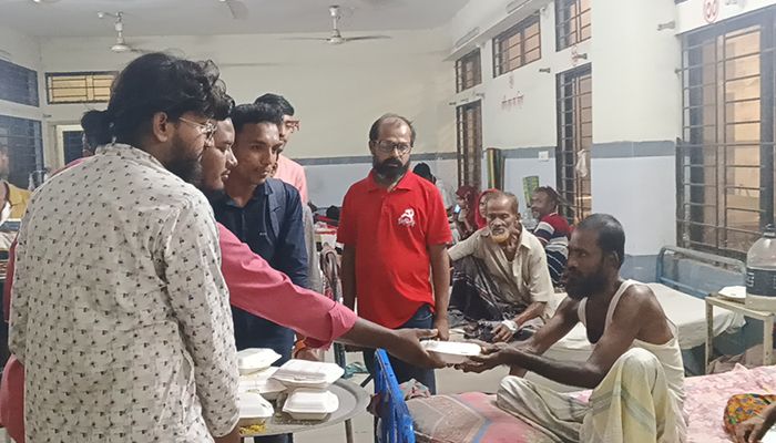 শৈলকুপায় শতাধিক রোগী ও পথচারীর মাঝে খাবার বিতরণ