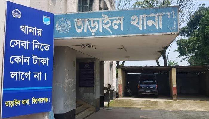 ঘরে মেঝেতে মায়ের নিথর দেহ, শেকল পড়ানো ছেলে উধাও