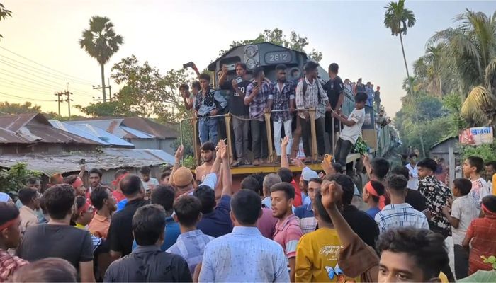 কিশোরগঞ্জ-৫ আসনে প্রার্থী না দেওয়ায় ট্রেন আটকে দিল শেখ মুজিবের সমর্থকরা