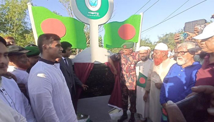 দেশের উচ্চতম পতাকা স্ট্যান্ডে উড়লো লাল সবুজের পতাকা 