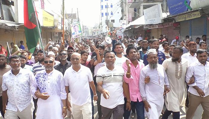 ভোলায় জাতীয় বিপ্লব ও সংহতি দিবসে বর্ণাঢ‌্য র‌্যা‌লি