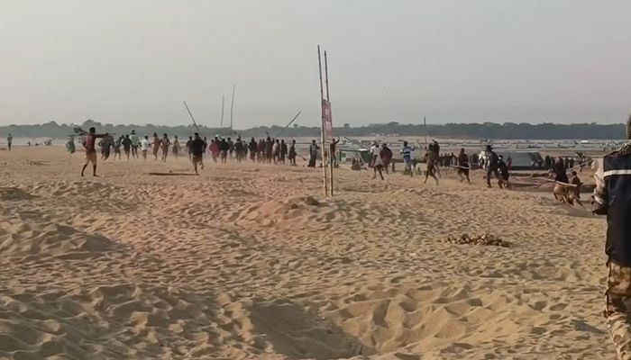 যাদুকাটা নদীতে বালু নিয়ে সংঘর্ষ