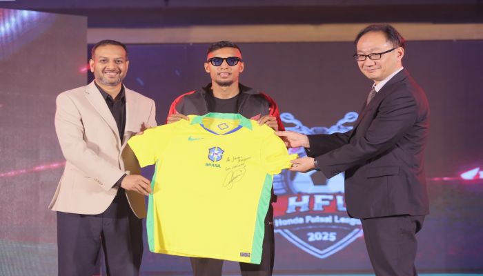 নেইমারের স্বাক্ষরিত ব্রাজিলের জার্সি জামালের হাতে