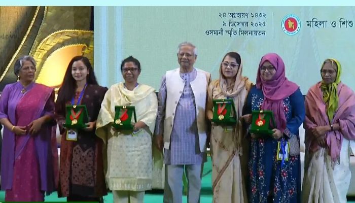 ৪ নারীর হাতে বেগম রোকেয়া পদক তুলে দিলেন প্রধান উপদেষ্টা। ছবি: সংগৃহীত