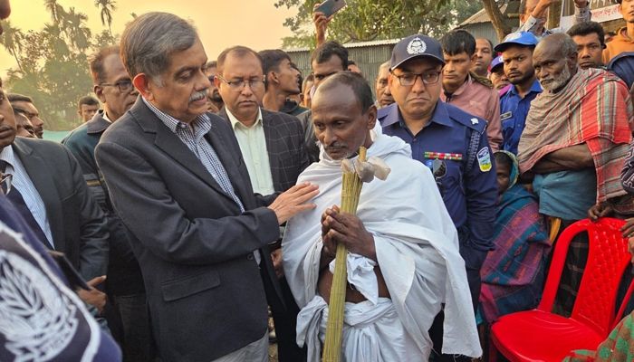 ভালুকার সেই দিপু চন্দ্র দাসের বাড়িতে শিক্ষা উপদেষ্টা