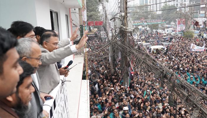 ঢাকার নয়াপল্টনে বিএনপির কেন্দ্রীয় কার্যালয়ের সামনে সোমবার নেতাকর্মীদের হাত নাড়িয়ে অভিবাদন জানান দলটির ভারপ্রাপ্ত চেয়ারম্যান তারেক রহমান। ছবি : বিএনপির মিডিয়া সেল