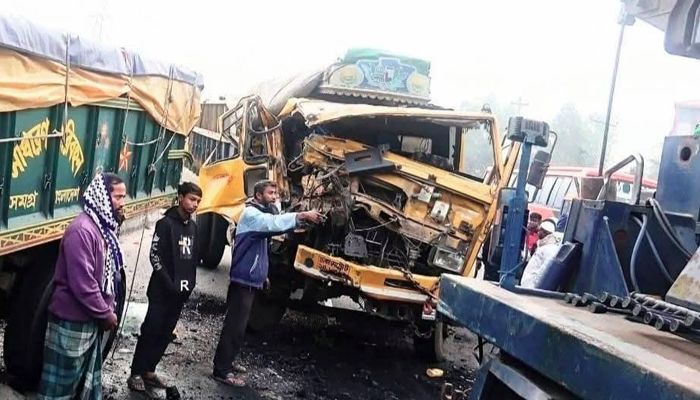 বগুড়ায় দাঁড়িয়ে থাকা ট্রাকে ধাক্কা, চালক নিহত