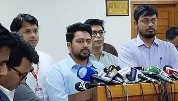 সাংবাদিকদের সঙ্গে কথা বলছেন এনসিপির আহ্বায়ক নাহিদ। ছবি : সংগৃহীত