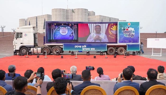 জাতীয় সংসদ ভবনের দক্ষিণ প্লাজায় সোমবার বিকালে ‘ভোটের গাড়ি’ শীর্ষক প্রচারণার আনুষ্ঠানিক উদ্বোধন অনুষ্ঠানে প্রধান উপদেষ্টা অধ্যাপক মুহাম্মদ ইউনূস কথা বলেন। ছবি: বাসস