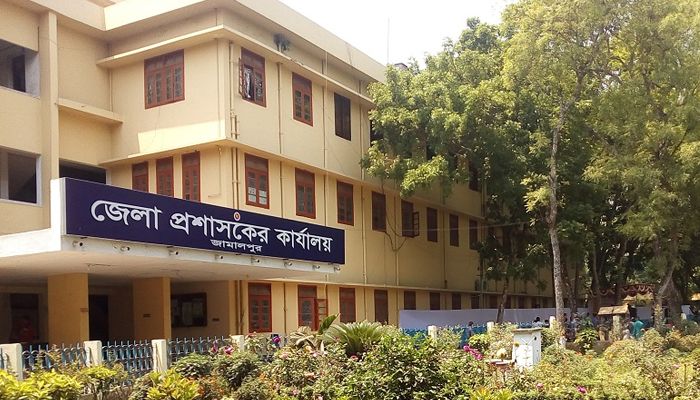 ৫৪ বছরে প্রথমবার স্মৃতিস্তম্ভে শ্রদ্ধা জানায়নি জেলা প্রশাসন