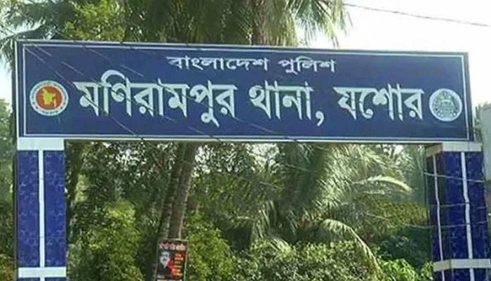 অস্ত্রের মুখে জিম্মি করে ডাকাতি