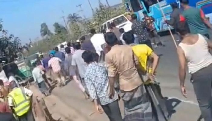 ট্রাফিক পুলিশের ওপর সিএনজি চালকদের হামলা