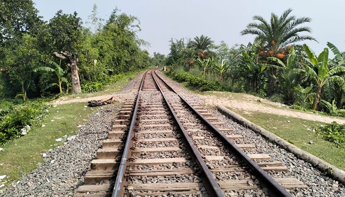 আক্কেলপুরে তিতুমীর এক্সপ্রেসের ধাক্কায় যুবক নিহত