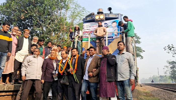 চিলাহাটি এক্সপ্রেস কেবল নিরাশার আশা, থামল আক্কেলপুরে