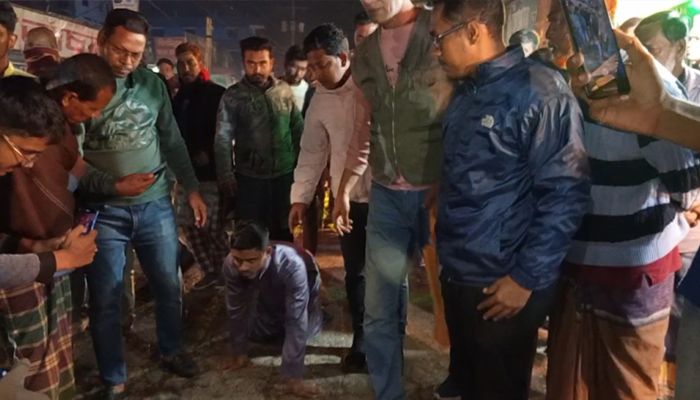 শিক্ষার্থীকে বলাৎকারের অভিযোগে মাদ্রাসা শিক্ষককে নাকে খত দিয়ে পুলিশে সোপর্দ