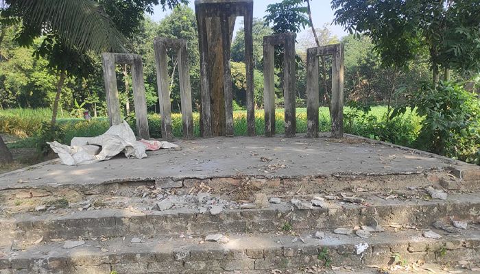 শহীদ মিনারের ইট খুলে রান্নার আয়োজন