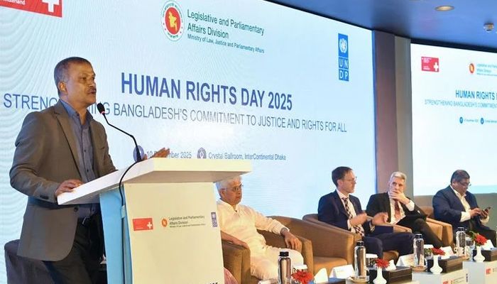 আইন উপদেষ্টা ড. আসিফ নজরুল আন্তর্জাতিক মানবাধিকার দিবস উপলক্ষে আয়োজিত অনুষ্ঠানে বক্তব্য দেন। ছবি: সংগৃহীত
