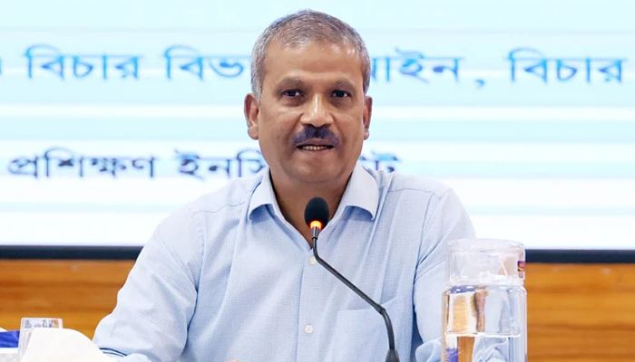 আইন, বিচার ও সংসদ বিষয়ক এবং প্রবাসী কল্যাণ ও বৈদেশিক কর্মসংস্থান উপদেষ্টা ড. আসিফ নজরুল। ফাইল ফটো