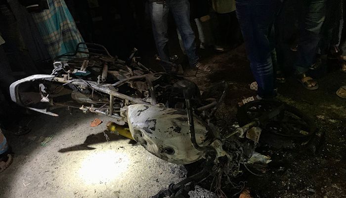 তিন গ্রামের সংঘর্ষে মহাসড়ক অবরোধ: ভাঙচুর-লুটপাট, আহত ১০