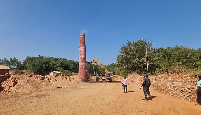 রাউজানে ৪ অবৈধ ইটভাটা গুঁড়িয়ে দিয়ে ১২ লাখ টাকা জরিমানা